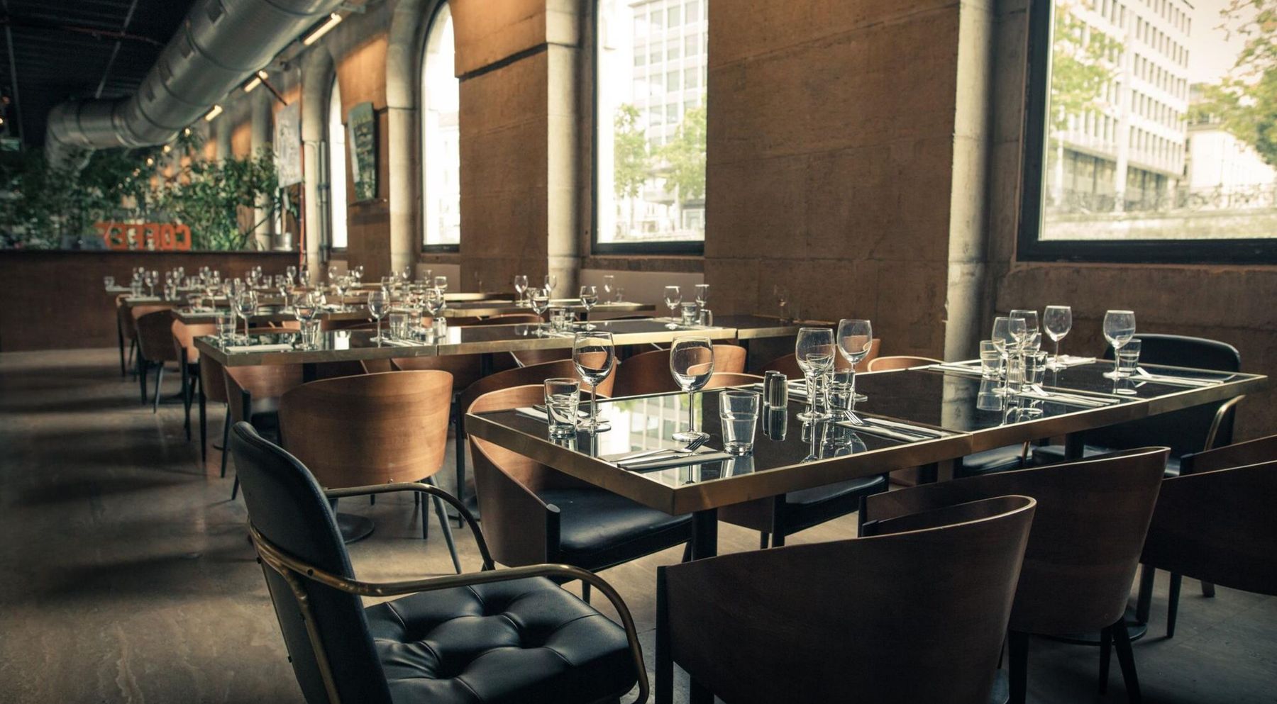 Les Halles de l'Île, Geneva: long dining room under arched windows