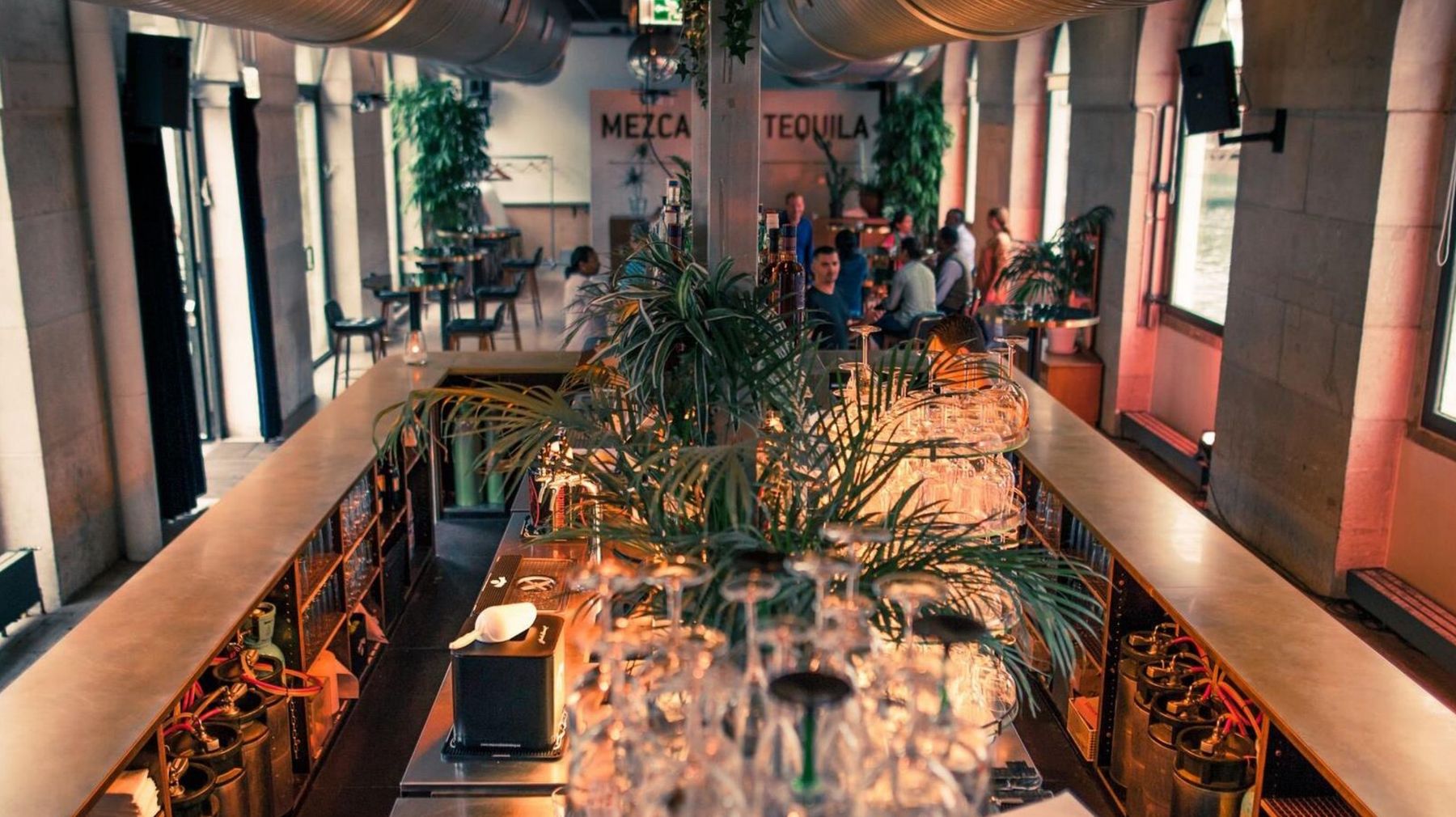 Les Halles de l'Île, Geneva: the bar in full service