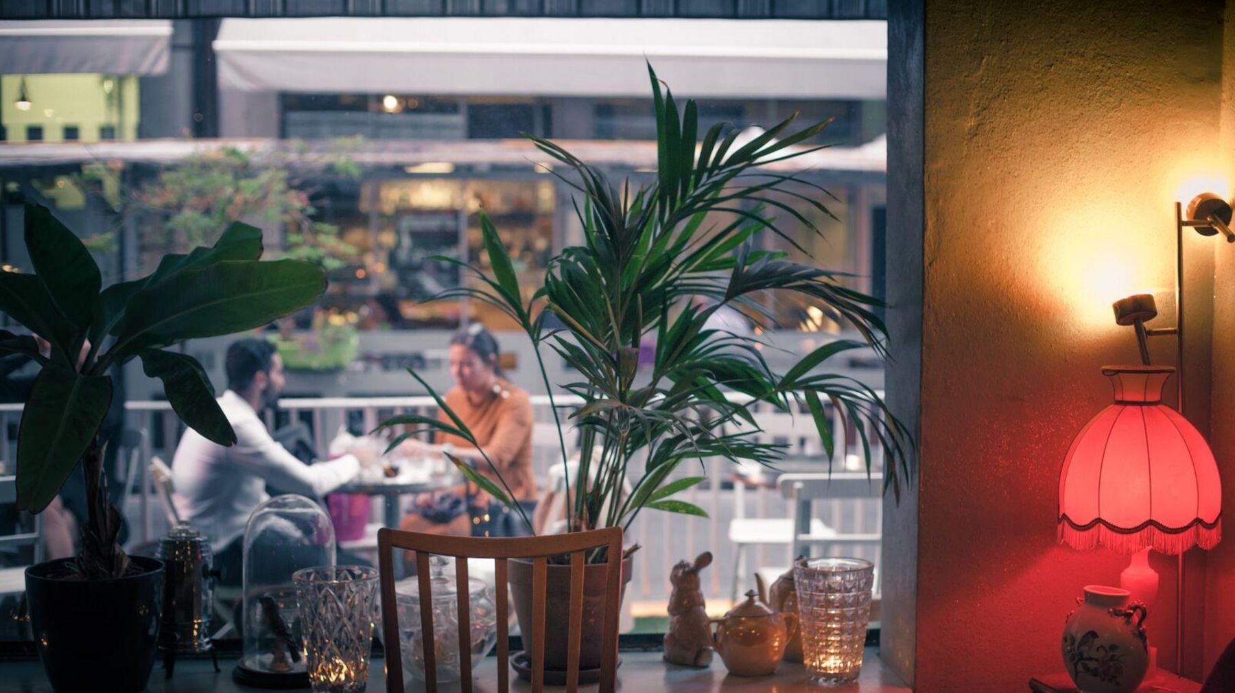 Le Verre à Monique, Geneva: palms and a red fringed lamp by the window