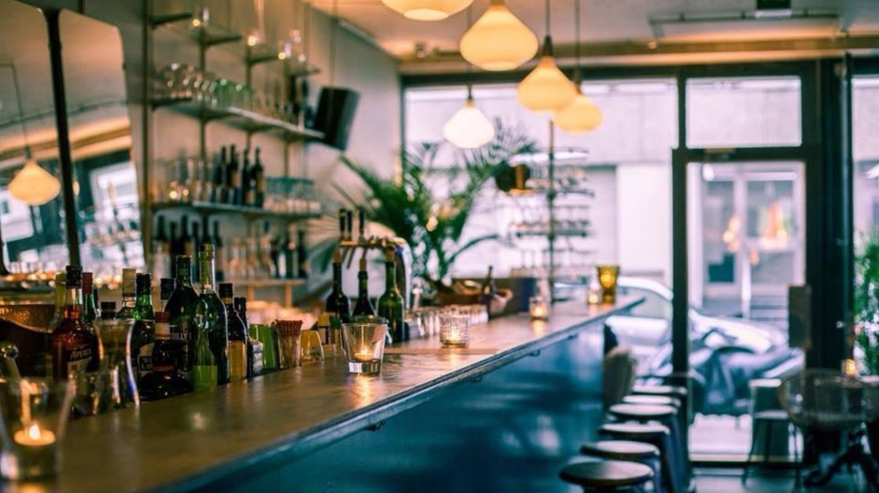 Lola's Food Garage, Geneva: long bar under globe lights