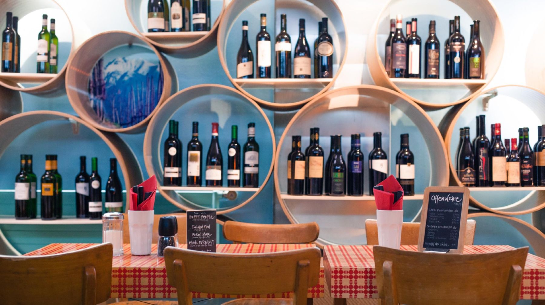 Lötschberg, Bern: round wine shelves over gingham tables