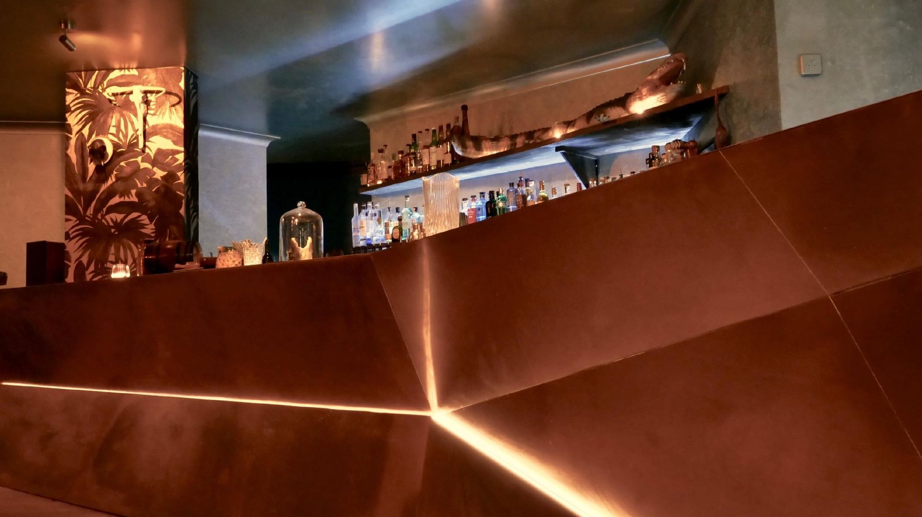Voodoo Reyes, Geneva: an angular copper bar glowing from below